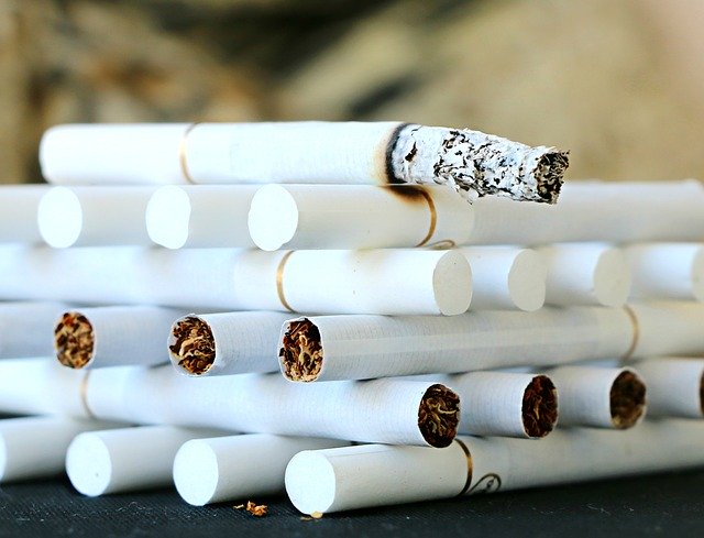 Biele cigarety poukladané na sebe.jpg